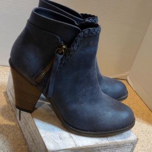 Mia Size 6 Grey Booties.    A13